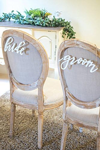 צור עיצובים מיוחדים של שלטי כסאות כלה וחתן עם תסריט לבן מעץ